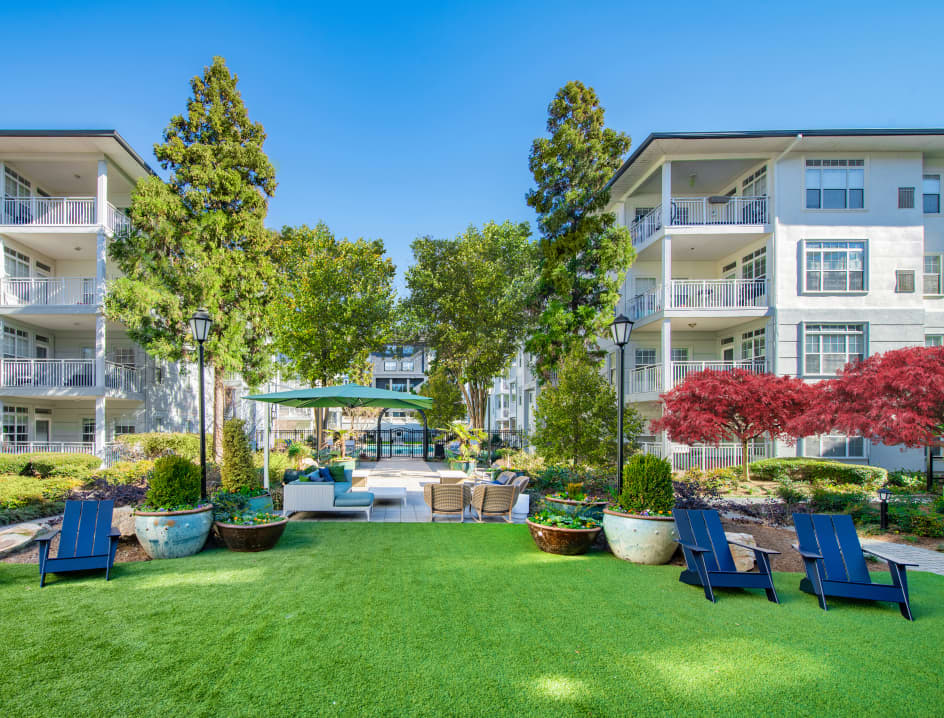 Outdoor lounge area at MAA Gardens in Atlanta, GA