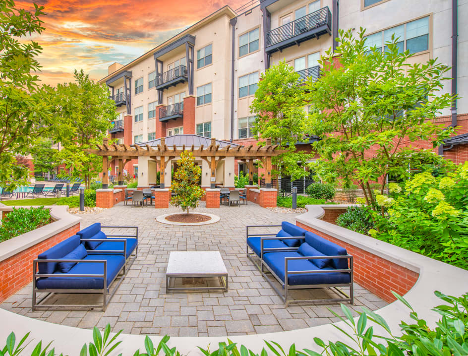 Outdoor seating at MAA Reserve luxury apartment homes in Charlotte, NC