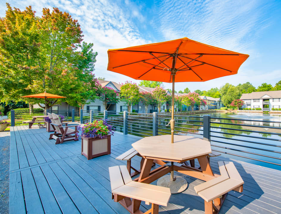 Picnic table at Hamilton Pointe luxury apartment homes in Chattanooga, TN