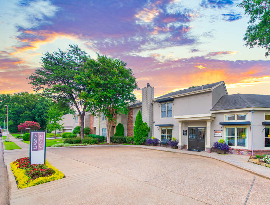Leasing office at Kirby Station luxury apartment homes in Memphis, TN