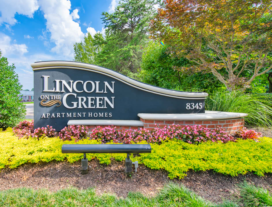 Sign at Lincoln on the Green luxury apartment homes in Memphis, TN