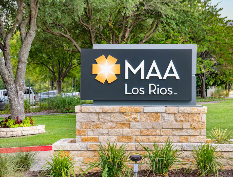 Signage at MAA Los Rios luxury apartment homes in Plano, TX
