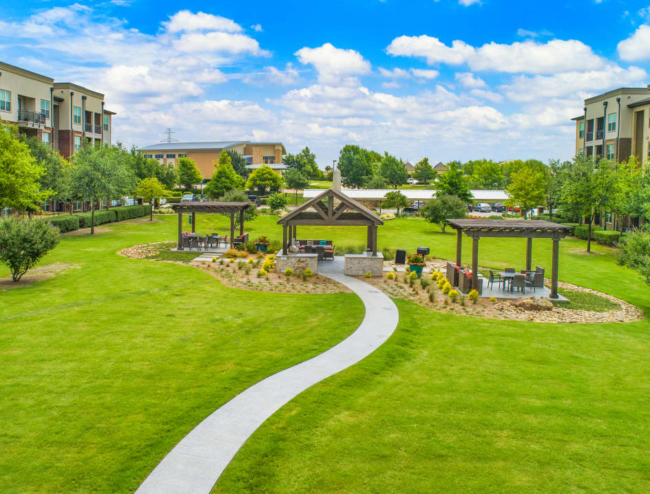 Picnic area at MAA Market Center Plano, TX Apartment Homes