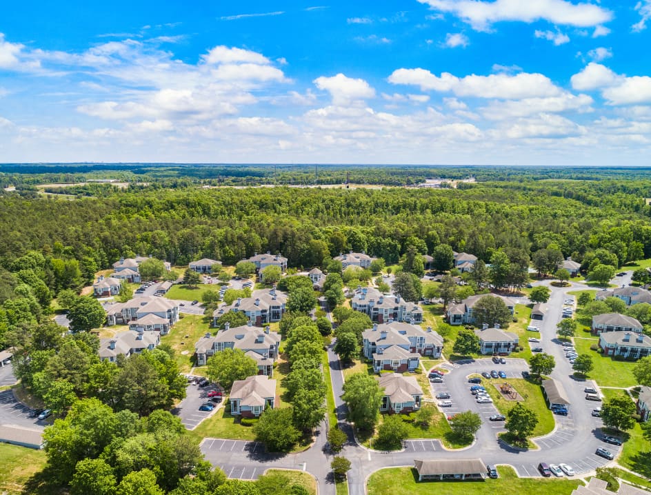 Grounds at Colonial Village at Waterford luxury apartment homes in Richmond, VA