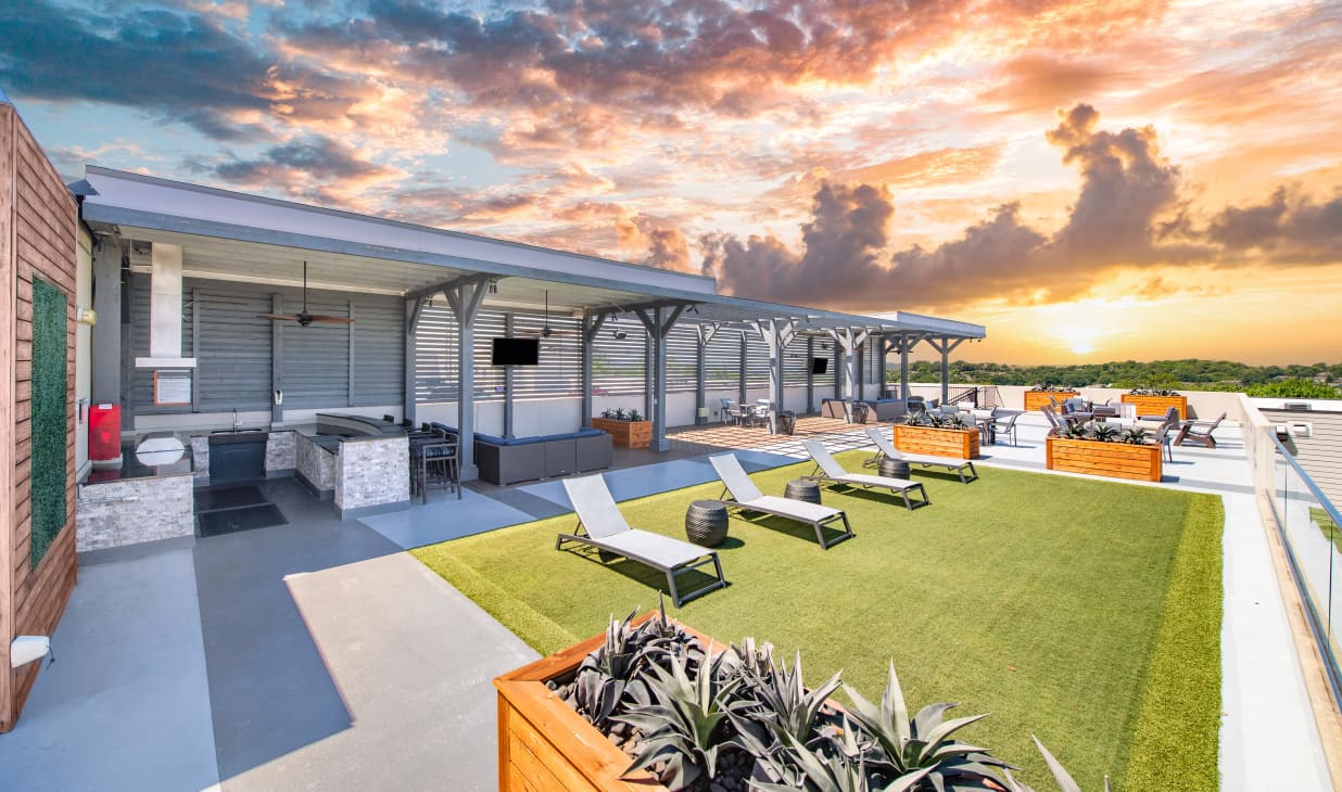 Rooftop lounge at MAA Acklen luxury apartment homes in Nashville, TN