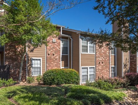 Exterior at Pear Orchard luxury apartment homes in Ridgeland, MS near Jackson