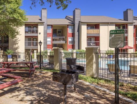 Picnic Area at Stassney Woods luxury apartment homes in Austin, TX