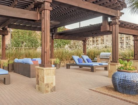Outdoor entertainment area at Bella Casita luxury apartment homes in Dallas, TX