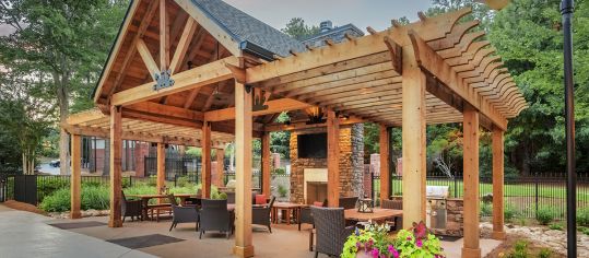 Outdoor Entertaining Area at Colonial Grand at Riverchase Trails luxury apartment homes in Birmingham, AL