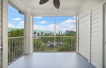 Balcony at MAA Bay View luxury apartment homes in Tampa, FL