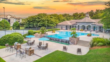 Pool and clubhouse at MAA Wilmington Island luxury apartment homes in Savannah, GA