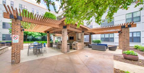 Outdoor lounge area complete with tables and chairs or reclining sofas at Market Station luxury apartments in Kansas City, MO