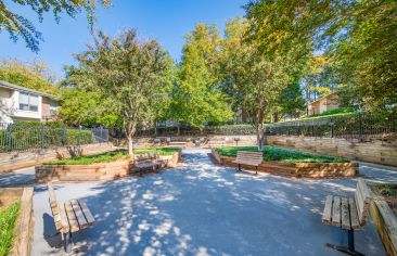 Courtyard at MAA Haywood luxury apartment homes in Greenville, SC