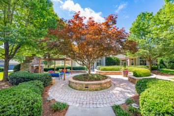 Courtyard at MAA Point Place luxury apartment homes in Simpsonville, SC