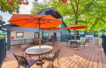 Grill and picnic area at Hamilton Pointe luxury apartment homes in Chattanooga, TN