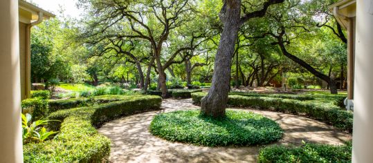 Courtyard at Colonial Grand at Canyon Creek luxury apartment homes in Austin, TX