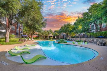 Pool at MAA Grand Courtyards luxury apartment homes in Gran Prairie, TX