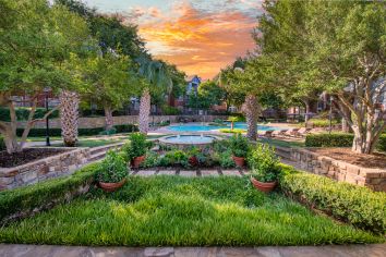 Pool courtyard at MAA Grand Courtyards luxury apartment homes in Gran Prairie, TX