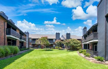 Outdoor Courtyard at MAA Highwood in Dallas, TX