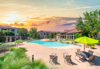 Pool and Lounge at MAA Starwood in Dallas, TX