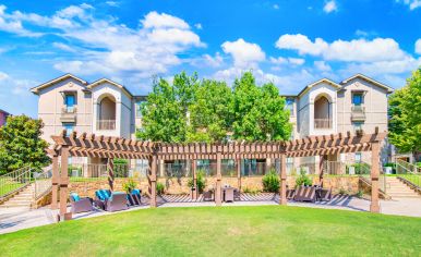 Outdoor Lounge at MAA Starwood in Dallas, TX