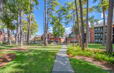 Courtyard at MAA Greenwood Forest luxury apartment homes in Houston, TX