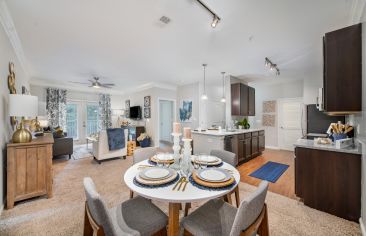 Dining Area at Station Square at Cosners Corner luxury apartment homes in Fredericksburg, VA