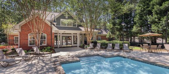 Pool and Clubhouse at Colonial Grand at Riverchase Trails luxury apartment homes in Birmingham, AL