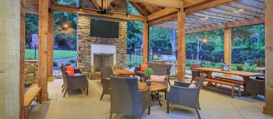Outdoor Entertaining Area at Colonial Grand at Riverchase Trails luxury apartment homes in Birmingham, AL