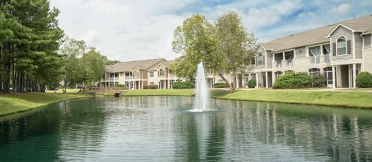 Lake Fountain at Colonial Grand at Edgewater luxury apartment homes in Huntsville, AL