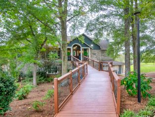 Walking trail at MAA Edgewater in Huntsville, AL