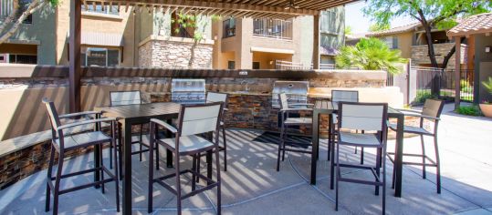 Outdoor dining area at Sky View Ranch luxury apartment homes in Phoenix, AZ