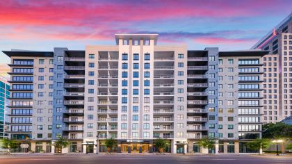 Exterior of MAA Robinson luxury apartments in Orlando, Florida