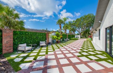 Courtyard at MAA Hyde Park in Tampa, FL