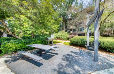 Courtyard at MAA Chastain luxury apartment homes in Atlanta, GA