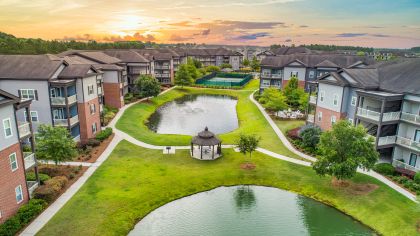 Courtyard green space at MAA Avala luxury apartment homes in Savannah, GA