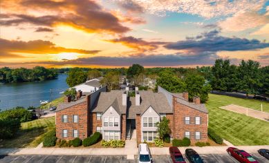 Building at MAA Lakepointe luxury apartment homes in Lexington, KY