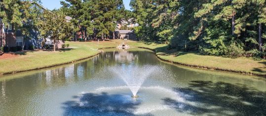 Lake and Fountain at MAA Farm Springs luxury apartment homes in Summerville, SC