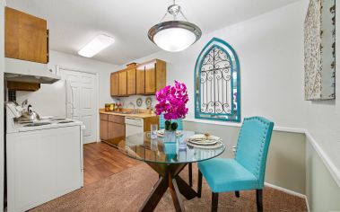 Dining at MAA Howell Commons luxury apartment homes in Greenville, SC