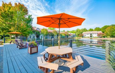 Picnic table at Hamilton Pointe luxury apartment homes in Chattanooga, TN