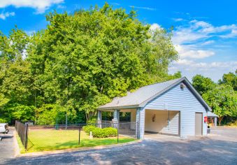 Car Wash station at Hamilton Pointe luxury apartment homes in Chattanooga, TN