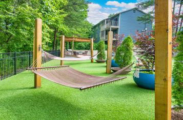 Hammock garden at Windridge luxury apartment homes in Chattanooga, TN