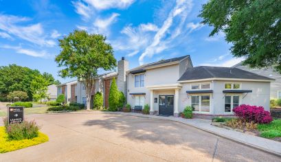 Leasing at MAA Kirby Station luxury apartment homes in Memphis, TN