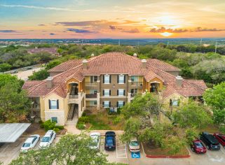 Grounds at Colonial Grand at Canyon Pointe luxury apartment homes in Austin, TX