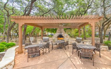 Grill and picnic area at Colonial Grand at Canyon Pointe luxury apartment homes in Austin, TX
