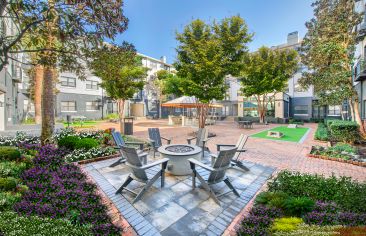 Courtyard at MAA Heights luxury apartment homes in Dallas, TX