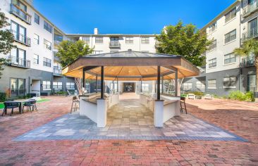Courtyard at MAA Heights luxury apartment homes in Dallas, TX