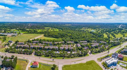 Grounds at MAA Los Rios luxury apartment homes in Plano, TX