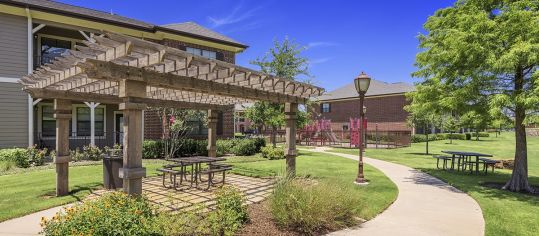 Picnic Area at MAA Lowes Farm luxury apartment homes in Mansfield, TX