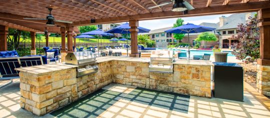 Outdoor grilling area at MAA Lowes Farm luxury apartment homes in Mansfield, TX